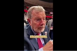 现场超燃！冯敏敏再做“神龙摆尾”动作。